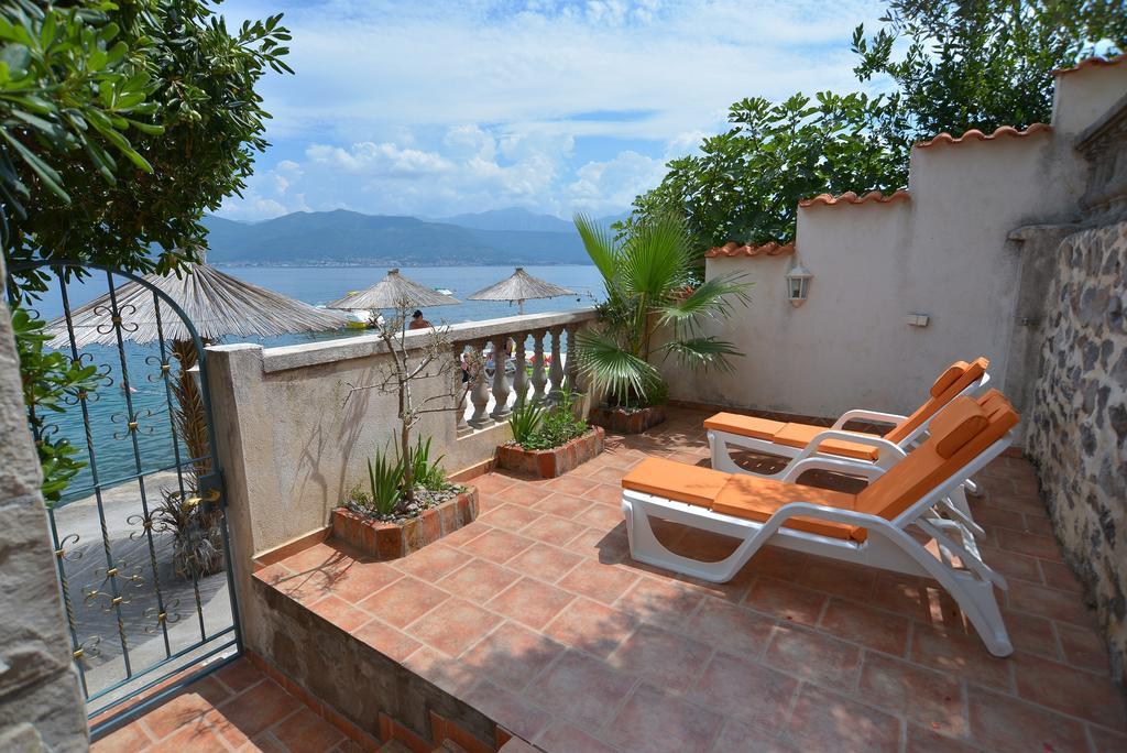 Apartments Palace Mira Mare Tivat Exterior foto